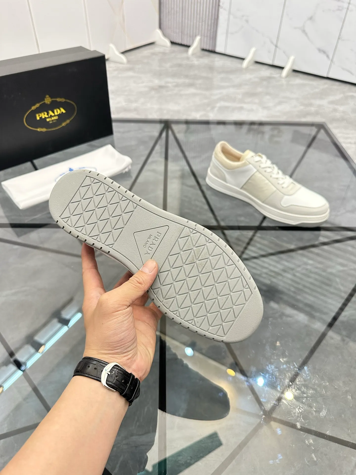 Men's shoes: 💰P420¥ Product trademark: Prada *"Prada*" low-top casual shoes Regular size: 38-44 (can be customized to 45) Product materials: imported cowhide upper with original fabric, breathable lining, original outsole. Number: 020
